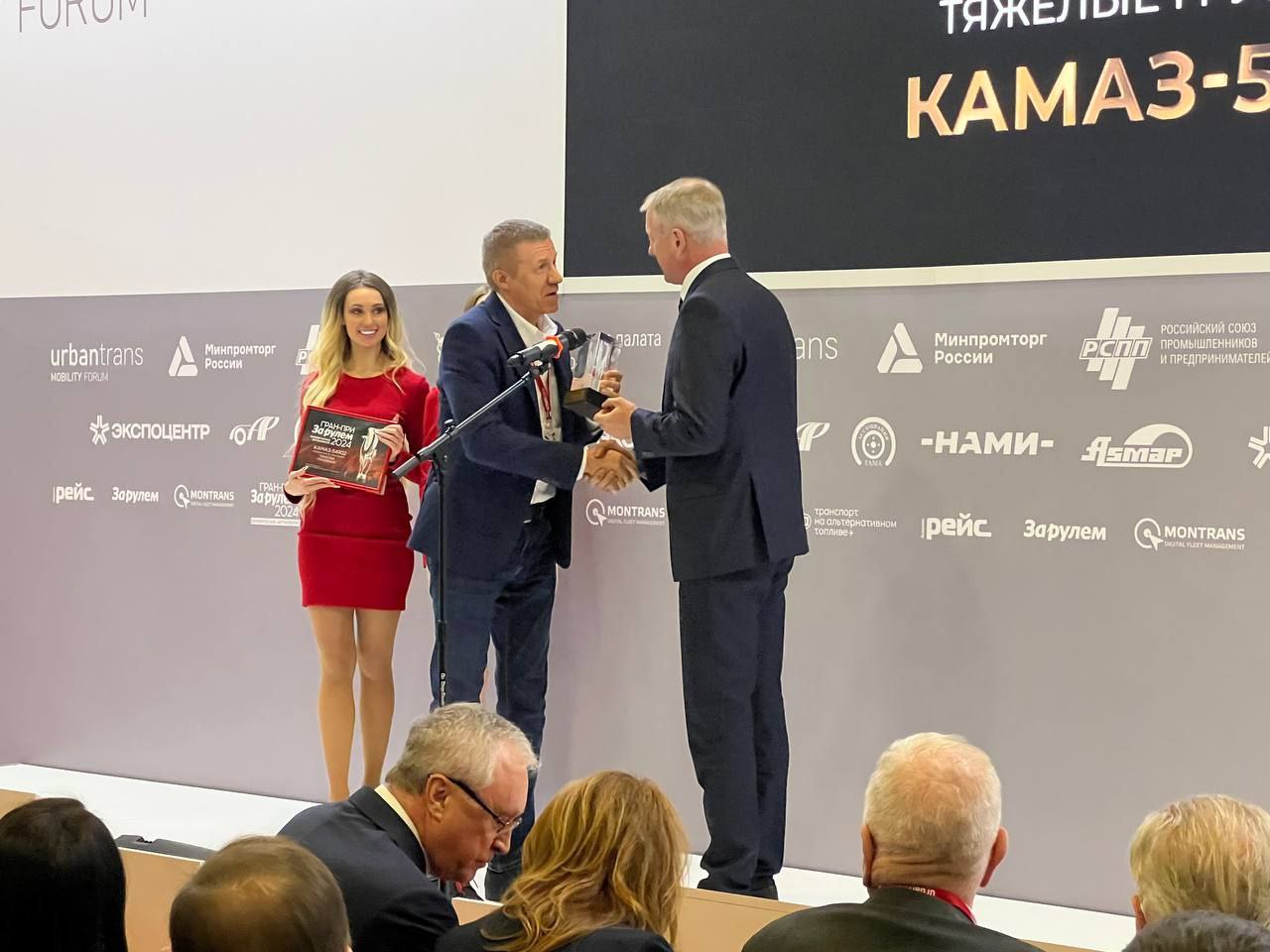 Вы сейчас просматриваете Тягач KAMAЗ-54902 – победитель конкурса Гран-при «За рулём»