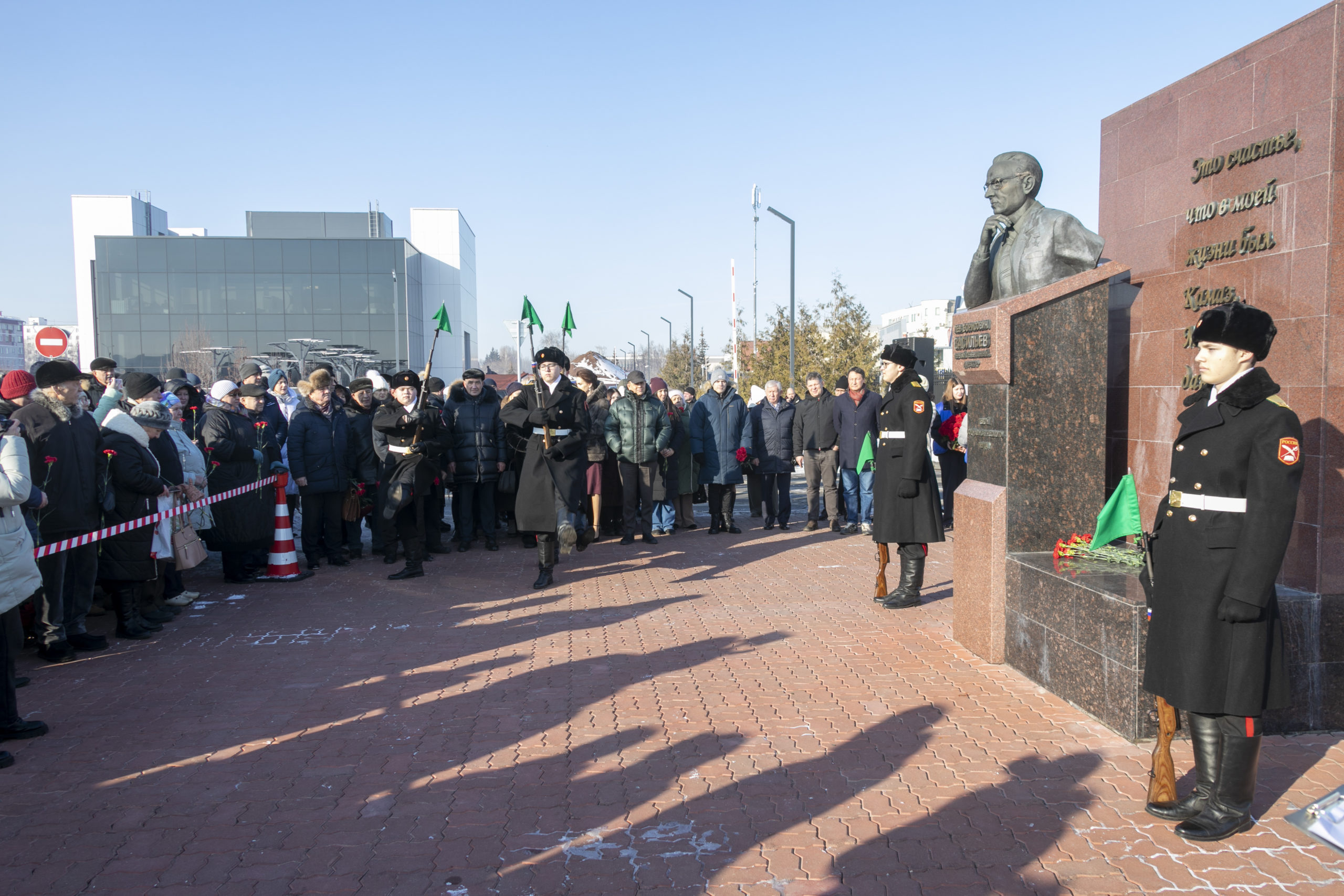 Вы сейчас просматриваете Камазовцы почтили память первого руководителя компании Льва Васильева