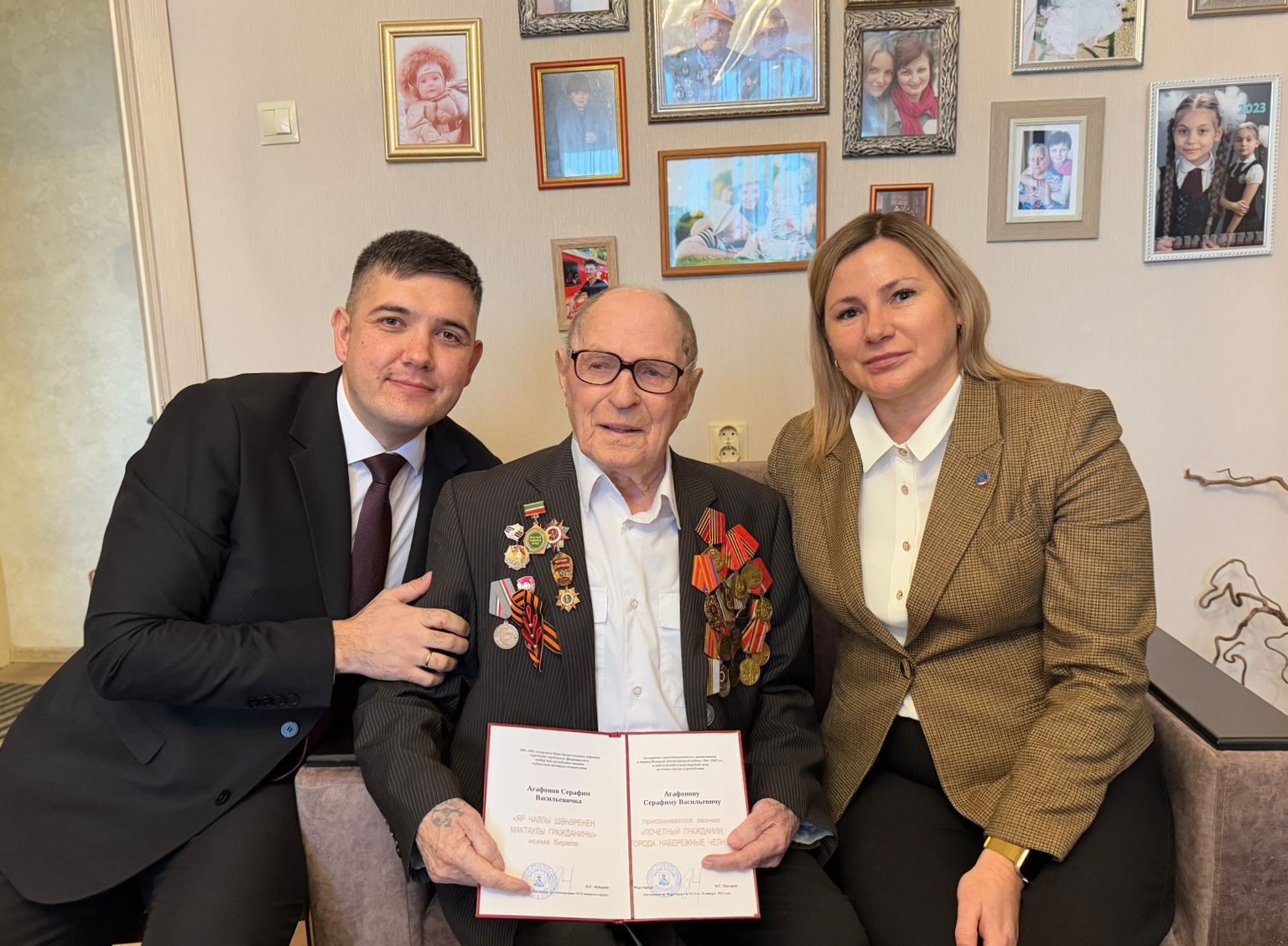 Вы сейчас просматриваете Ветерану «КАМАЗа» вручили медаль «80 лет Победы в ВОВ»