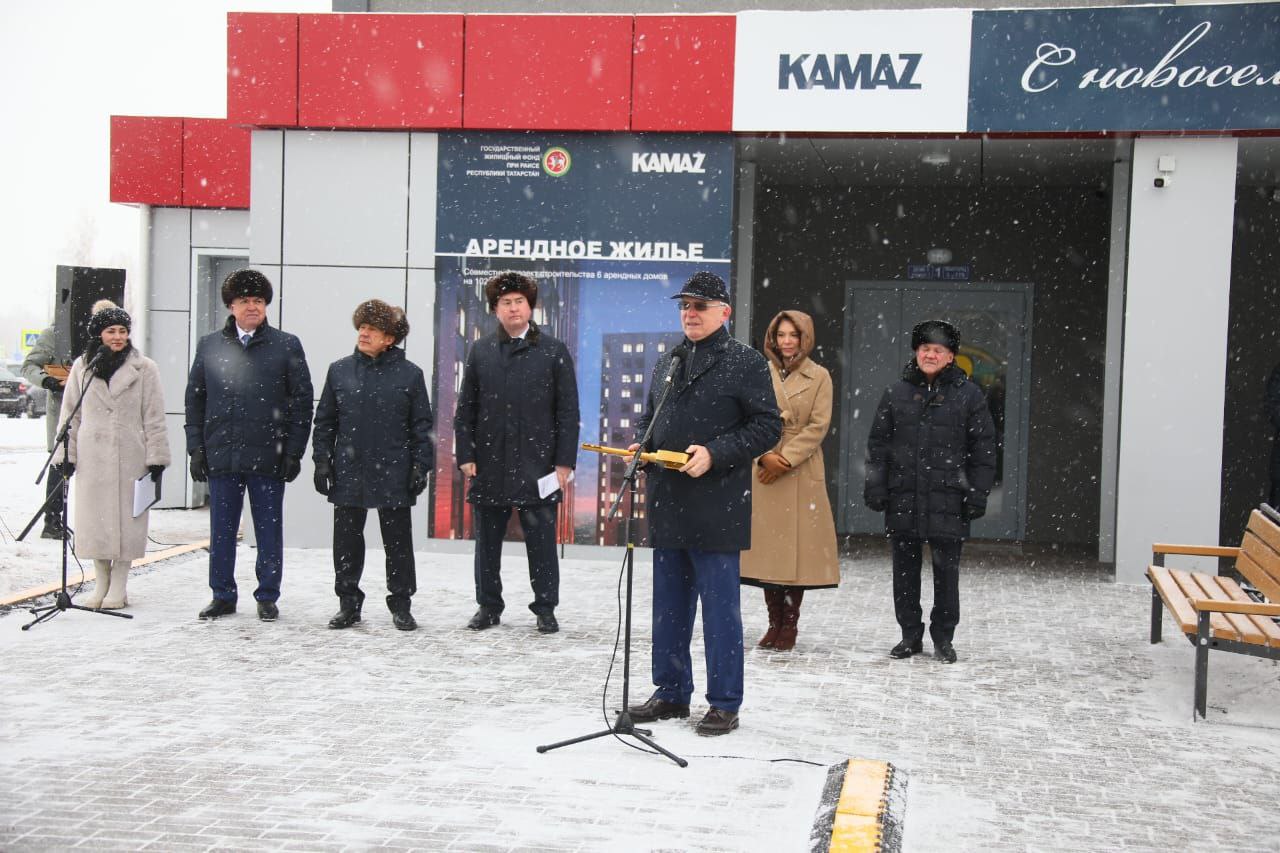 Вы сейчас просматриваете «КАМАЗ» передал ключи от очередных арендных квартир работникам компании