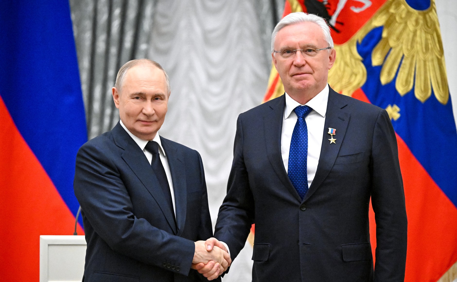 Вы сейчас просматриваете Президент России Владимир Путин вручил Сергею Когогину государственную награду