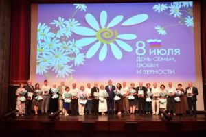Читать далее о этой статье Семьи камазовцев наградили медалями «За любовь и верность»