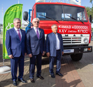Читать далее о этой статье В Набережных Челнах отметили 400-летие города и 50-летие первого автомобиля КАМАЗ