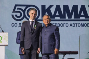 Читать далее о этой статье Раис Татарстана вручил камазовцам государственные награды на юбилее города